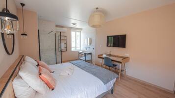 Comfort Room | Premium bedding, in-room safe, individually furnished, desk
