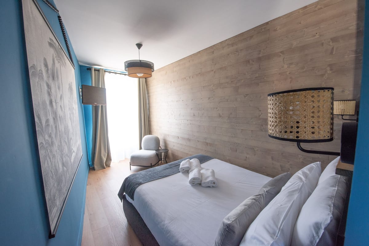 Premium bedding, in-room safe, desk, laptop workspace