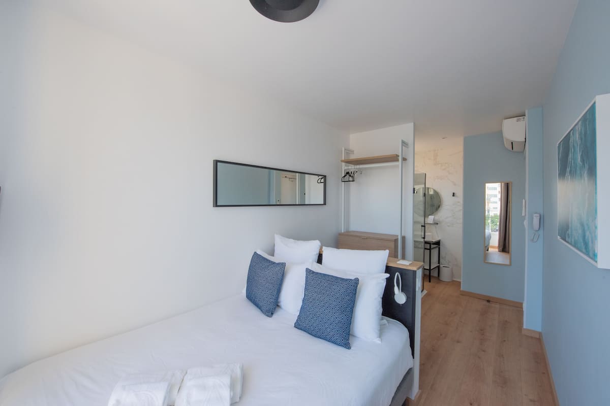 Premium bedding, in-room safe, desk, laptop workspace