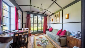 Suite, Garden View, Annex Building (Stirling Suite) | Egyptian cotton sheets, premium bedding, individually decorated