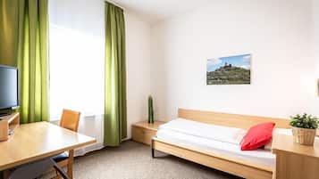 Una scrivania, tende oscuranti, letti aggiuntivi (a pagamento)