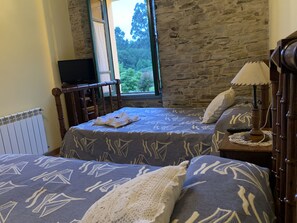 Habitación con 2 camas individuales | Cunas gratuitas, camas supletorias, wifi gratis y ropa de cama