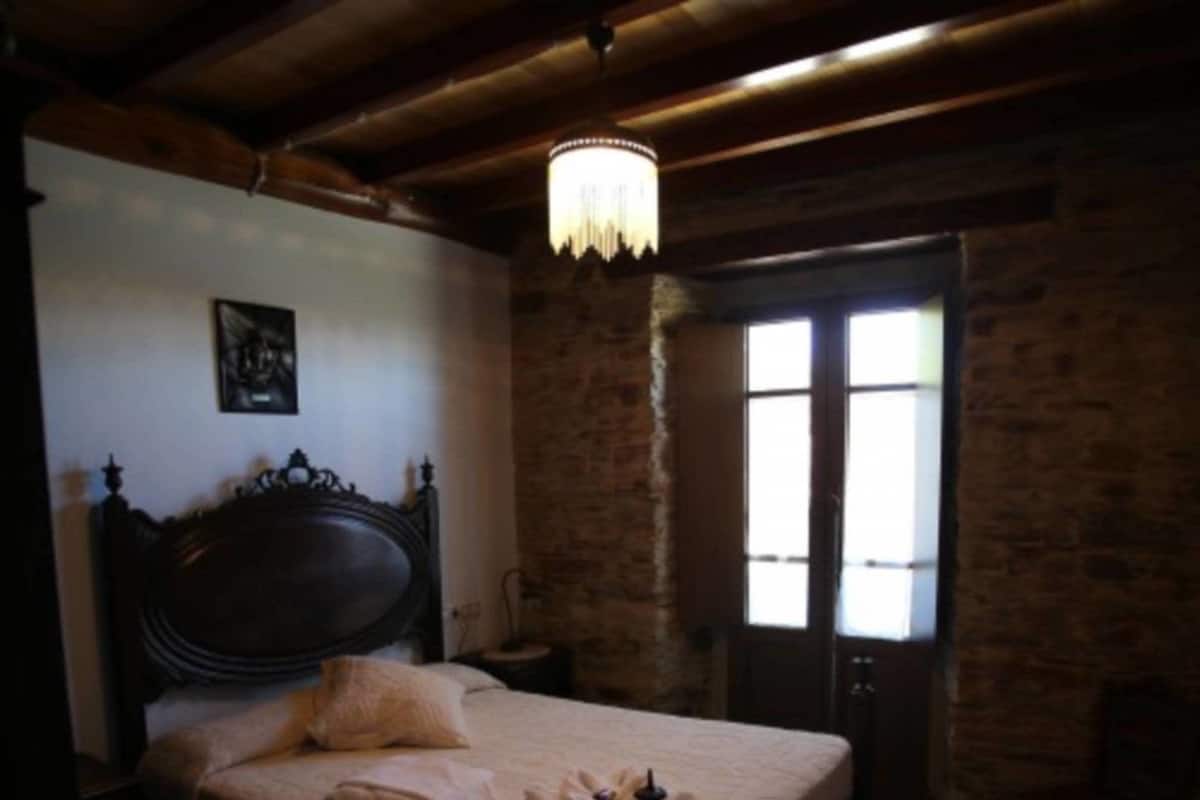 Cribs (free), rollaway beds (surcharge), WiFi (free), bed sheets