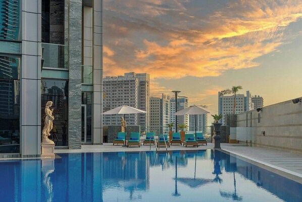 Outdoor pool, pool umbrellas, pool loungers - Renaissance Business Bay Hotel, Dubai (Dubai)