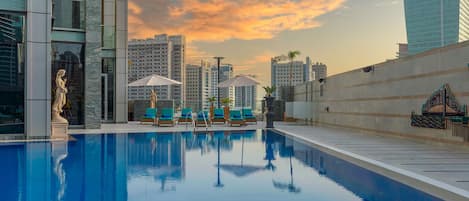 Outdoor pool, pool umbrellas, sun loungers