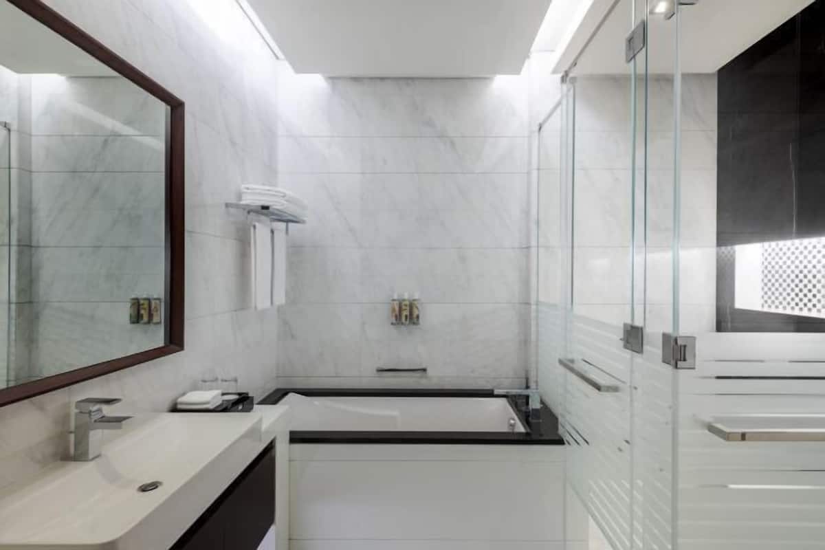 Baignoire et douche séparées, baignoire relaxante profonde