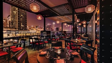 5 restaurants, breakfast, lunch served; international cuisine