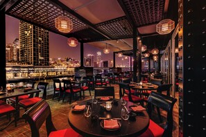 5 restaurants, breakfast, lunch served; international cuisine  - Renaissance Business Bay Hotel, Dubai (Dubai)