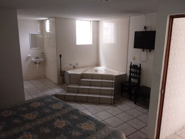 Grand Room, 1 King Bed, Hot Tub - Hotel El 2000 (Morelia)