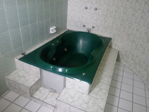 Grand Room, 1 King Bed, Hot Tub | Bathroom | Shower, free toiletries