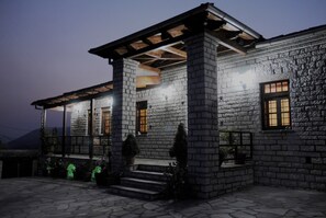 Façade de lâhĂ©bergement - soirĂ©e/nuit