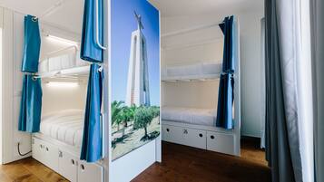 Quarto com beliches, um mural e piso de madeira.