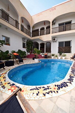 Piscina all'aperto, ombrelloni da piscina, lettini