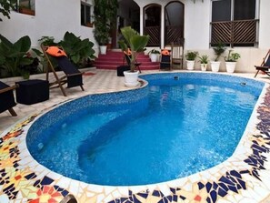 Kolam renang outdoor, dengan payung kolam renang dan kursi berjemur