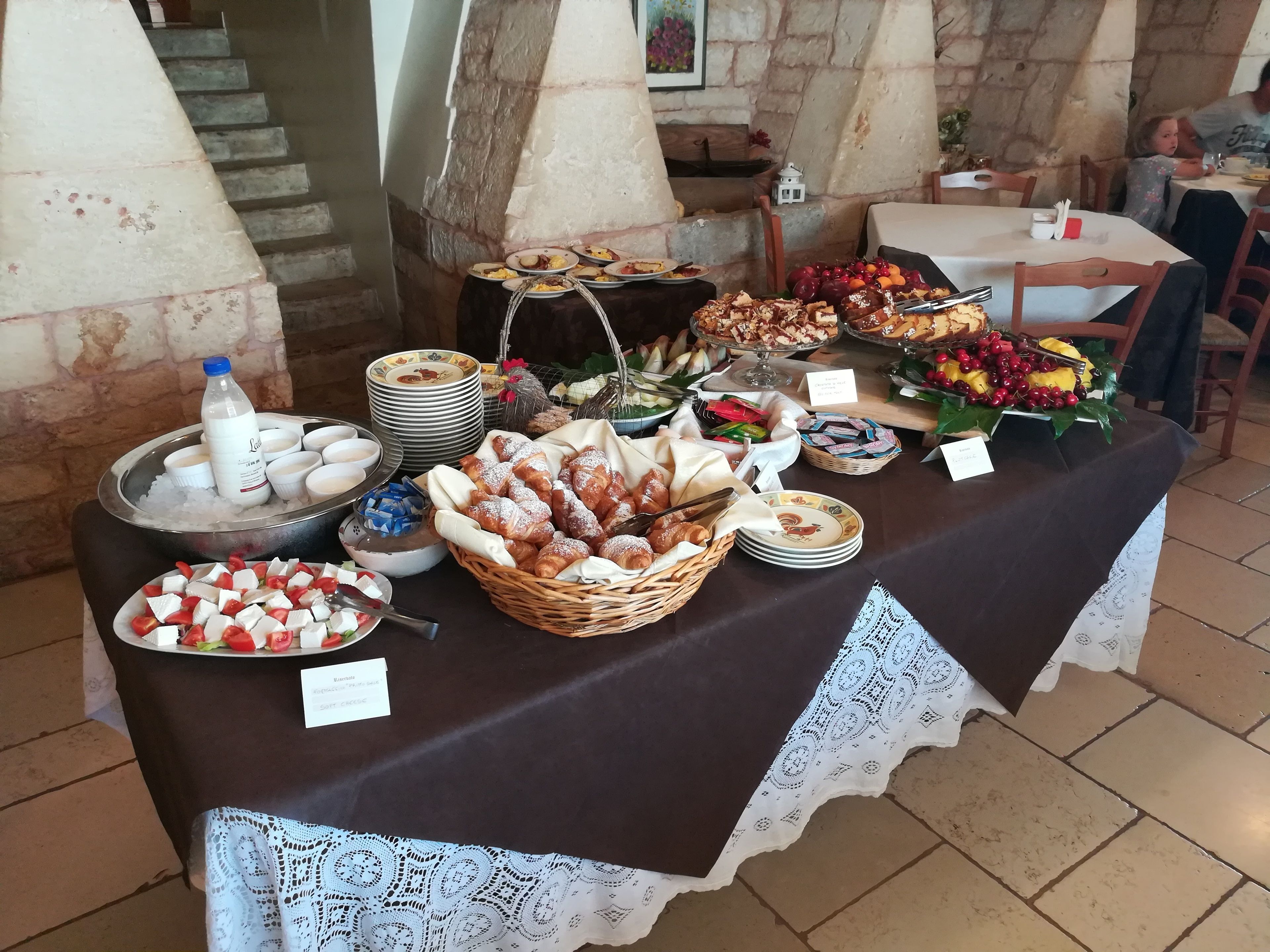 Une table de buffet avec divers plats et une bouteille de lait.