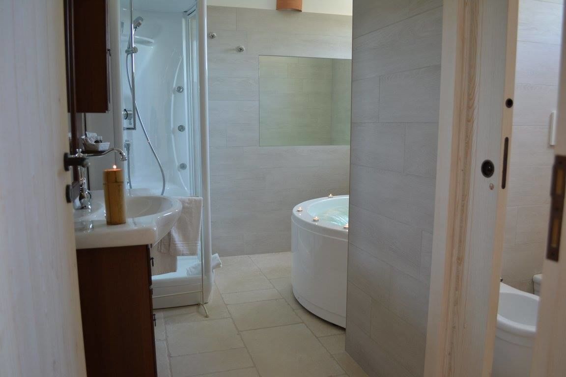 Un baño moderno con bañera, ducha y lavabo.