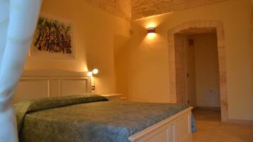 Suite, idromassaggio | Minibar, una cassaforte in camera, una scrivania, insonorizzazione