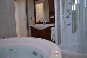 Suite, bañera de hidromasaje | Baño | Ducha, artículos de higiene personal gratuitos, secador de pelo y bidé