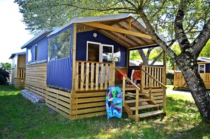 Comfort Chalet, 2 Bedrooms | 2 bedrooms, individually decorated, individually furnished - Camping Routes Du Monde Arcachon La Hume (Gujan-Mestras)