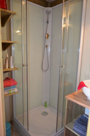 Comfort Chalet, 2 Bedrooms | Bathroom shower - Camping Routes Du Monde Arcachon La Hume (Gujan-Mestras)