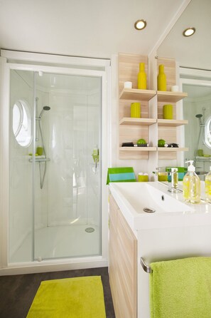 Stacaravan (Tampa) | Badkamer | Een douche, handdoeken