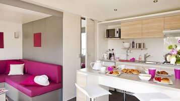 Mobile Home (Miami) | In-room dining