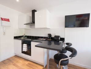 Compact Studio | Soundproofing, iron/ironing board, free WiFi, bed sheets - Victoria House Apartments (Leeds)