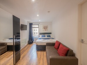 Superior Studio | Soundproofing, iron/ironing board, free WiFi, bed sheets - Victoria House Apartments (Leeds)