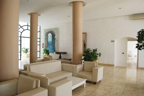 Coin salon dans le hall