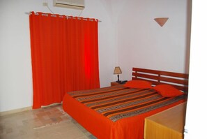 Frigobar, cofres nos quartos, roupa de cama