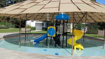 2 albercas al aire libre, acceso de 08:00 a 18:00, y camastros