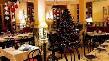 Lunch and dinner served