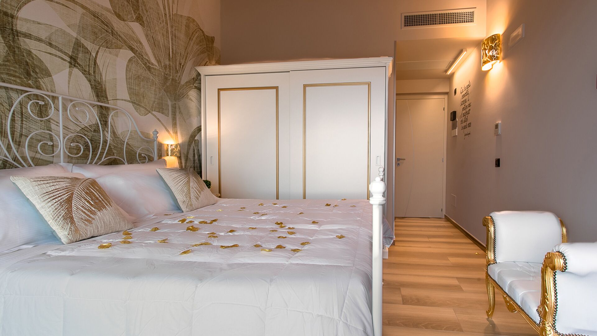 Minibar con artículos gratuitos y caja de seguridad en la habitación 