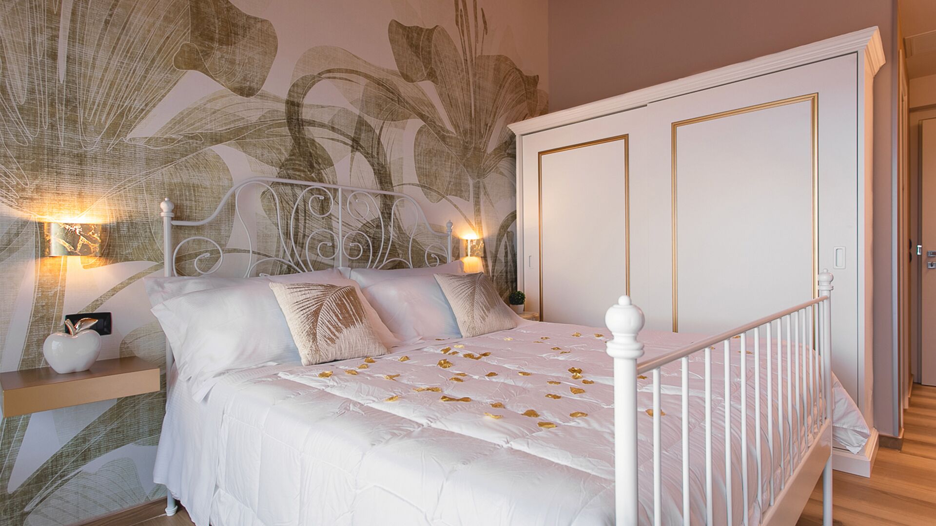 عناصر مجانية داخل الميني بار وخزنة داخل الغرفة وبديكورات فريدة لكل غرفة