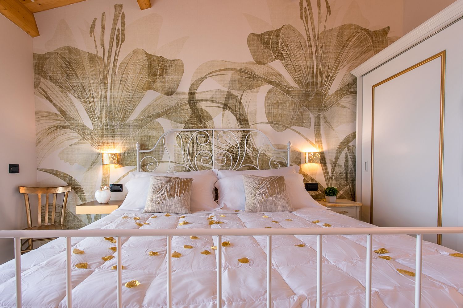 عناصر مجانية داخل الميني بار وخزنة داخل الغرفة وبديكورات فريدة لكل غرفة