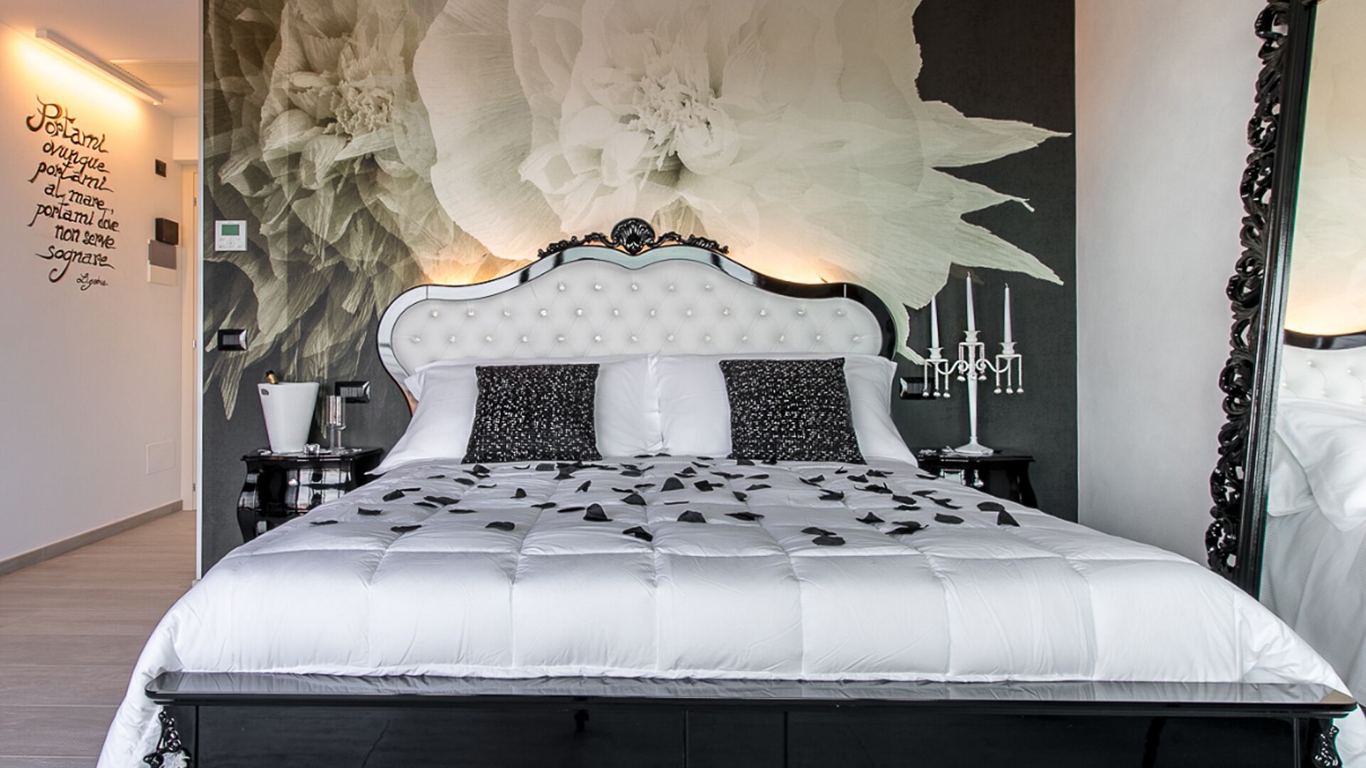 Minibar con artículos gratuitos y caja de seguridad en la habitación 