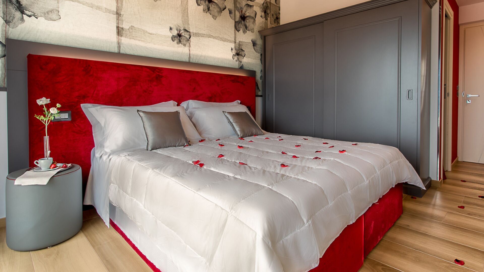 Minibar con artículos gratuitos y caja de seguridad en la habitación 