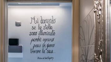 Una pared con una cita en italiano.