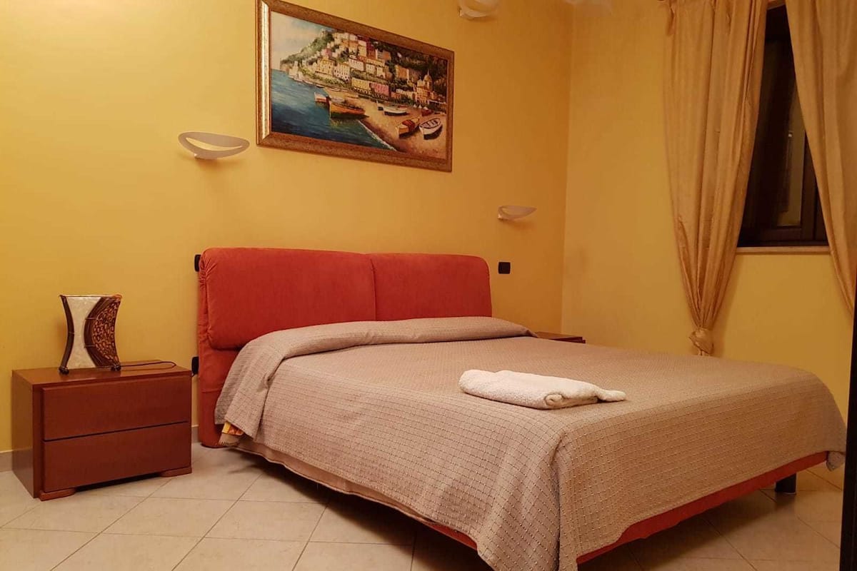 Camera doppia, bagno condiviso | Ferro/asse da stiro