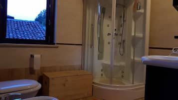 Shower, free toiletries, bidet
