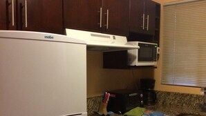 Apartamento Deluxe, varias habitaciones, acceso a la piscina, junto a la piscina (Second Floor) | Cocina privada | Cafetera o tetera, frigorífico, microondas y horno