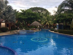 Una piscina al aire libre