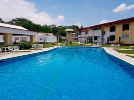 2 piscinas al aire libre