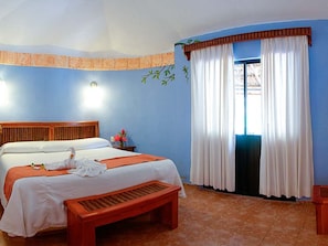 Trang bị nội thất với thiết kế riêng biệt, bàn