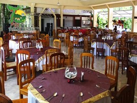 Café da manhã, almoço e jantar; local e internacional 