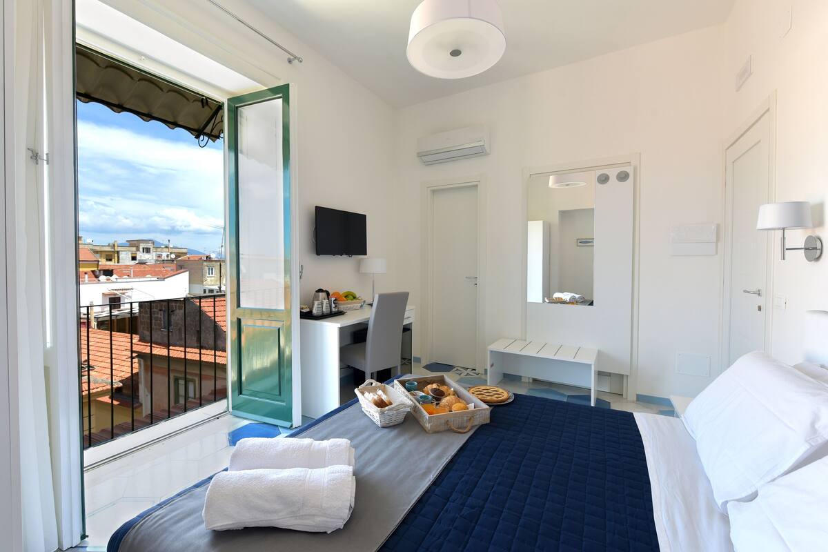 Deluxe Room | Minibar, in-room safe, desk, blackout drapes