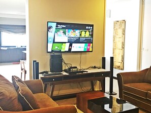 Een smart-tv, Netflix, een dvd-speler en een mp3-dock