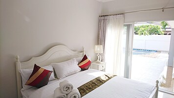 Executive Villa | 4 bedrooms, desk, blackout drapes, soundproofing