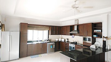 Executive Villa | Private kitchen | Full-size fridge, microwave, oven, stovetop