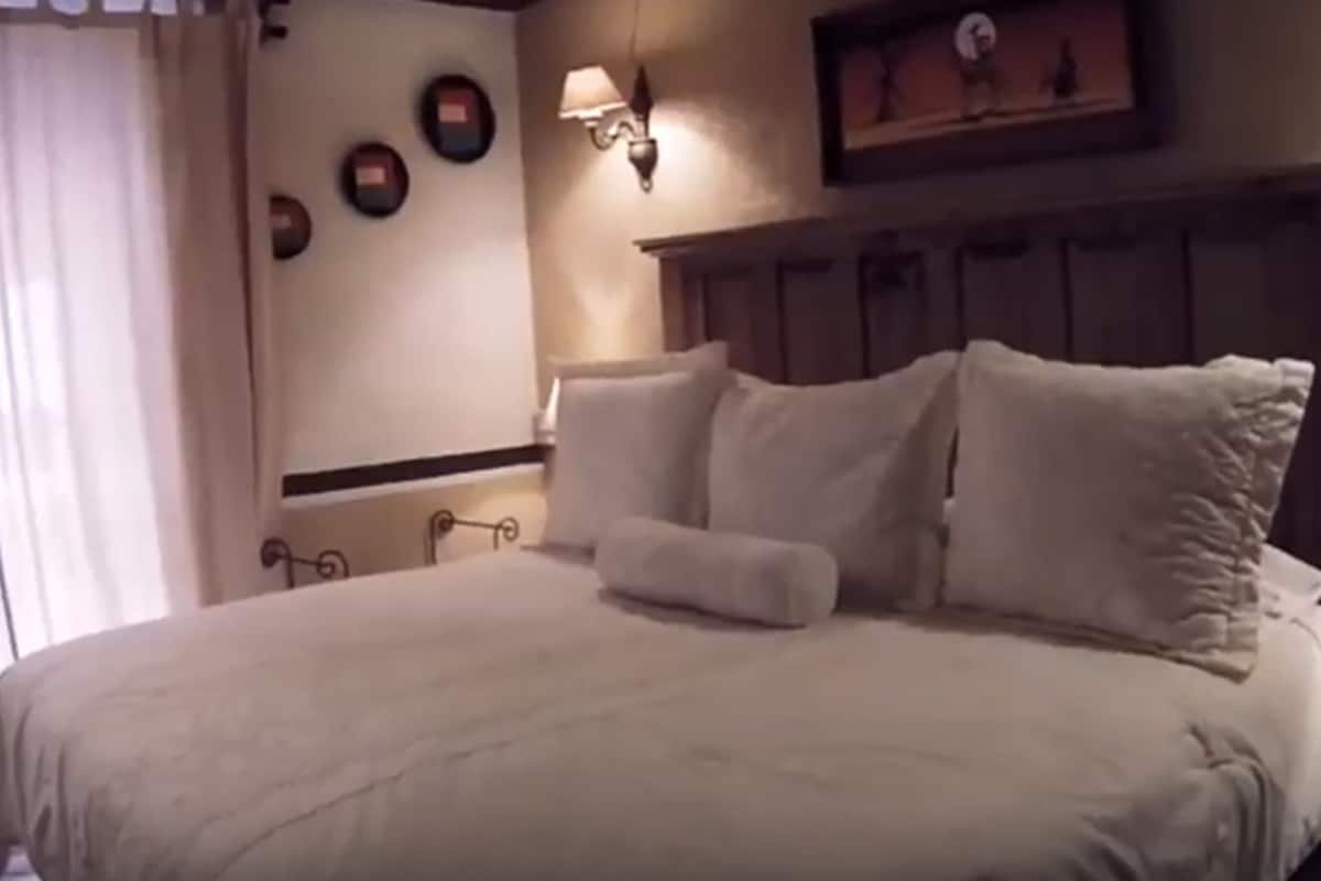 Escritorio, tabla de planchar con plancha, wifi gratis y ropa de cama